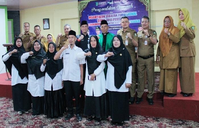 Akui Kompetensi dan Dedikasinya, Kadisdik Bengkalis Lantik 6 Guru Ahli Pertama
